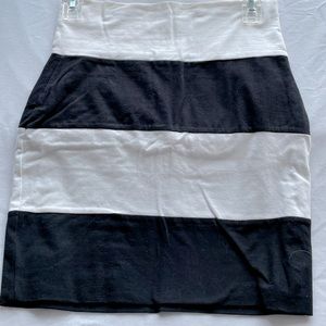 Fitted black and white stripped mini skirt